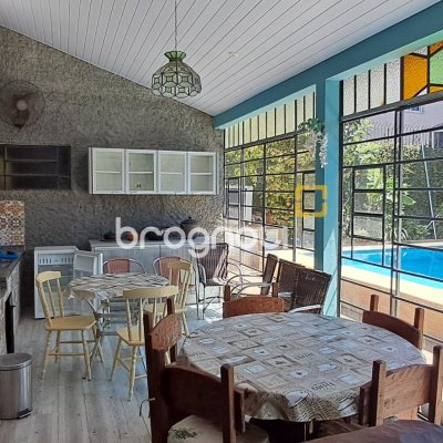 Casa com 343m², 6 quartos (sendo 2 suítes), 5 garagens, no bairro Canasvieiras em Florianópolis