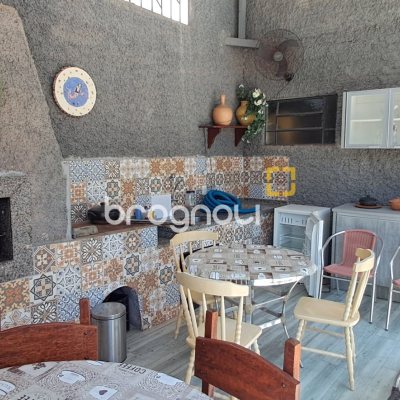 Casa com 343m², 6 quartos (sendo 2 suítes), 5 garagens, no bairro Canasvieiras em Florianópolis