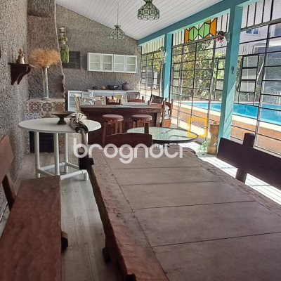 Casa com 343m², 6 quartos (sendo 2 suítes), 5 garagens, no bairro Canasvieiras em Florianópolis