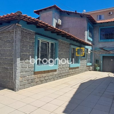 Casa com 343m², 6 quartos (sendo 2 suítes), 5 garagens, no bairro Canasvieiras em Florianópolis