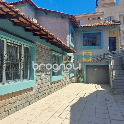 Casa com 343m², 6 quartos (sendo 2 suítes), 5 garagens, no bairro Canasvieiras em Florianópolis