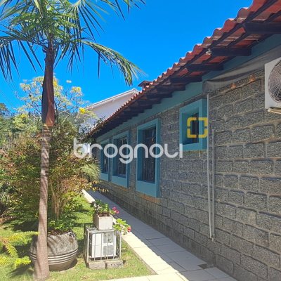 Casa com 343m², 6 quartos (sendo 2 suítes), 5 garagens, no bairro Canasvieiras em Florianópolis