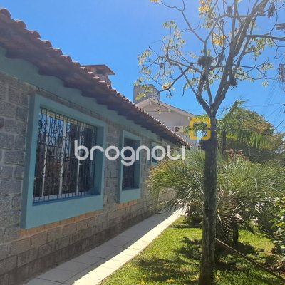 Casa com 343m², 6 quartos (sendo 2 suítes), 5 garagens, no bairro Canasvieiras em Florianópolis