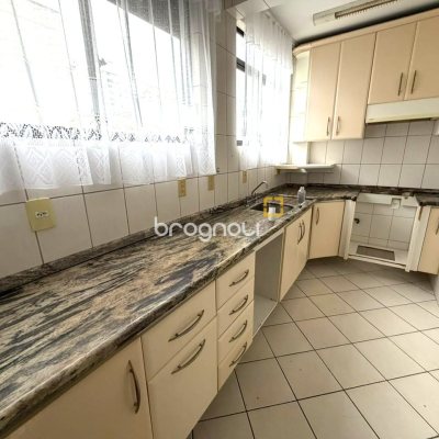 Apartamento com 81m², 3 quartos (sendo 1 suíte), 1 garagem, no bairro Centro em Florianópolis