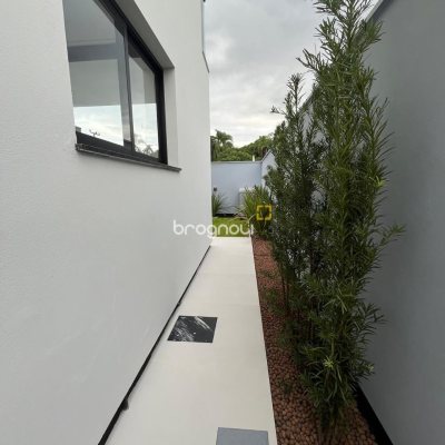 Casa com 137m², 4 quartos (sendo 3 suítes), 2 garagens, no bairro Forquilhas em São José