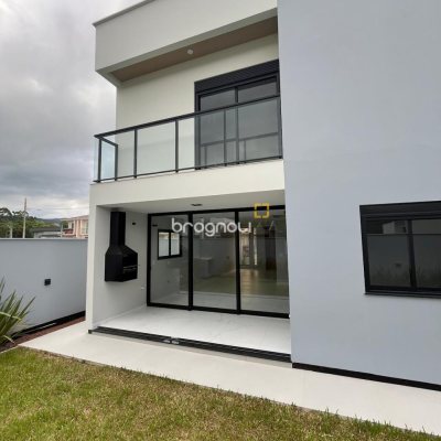 Casa com 137m², 4 quartos (sendo 3 suítes), 2 garagens, no bairro Forquilhas em São José