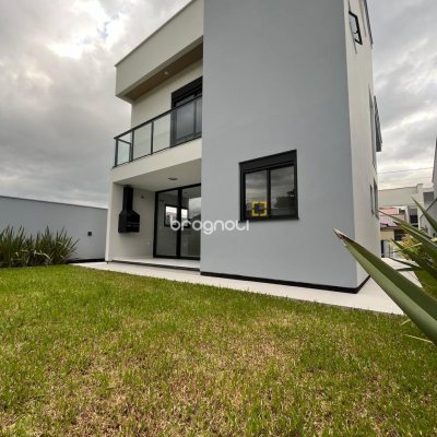 Casa com 137m², 4 quartos (sendo 3 suítes), 2 garagens, no bairro Forquilhas em São José