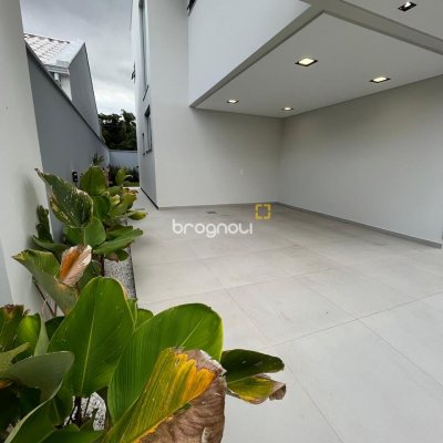 Casa com 137m², 4 quartos (sendo 3 suítes), 2 garagens, no bairro Forquilhas em São José