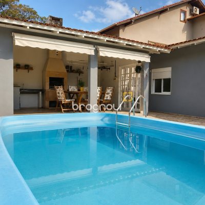 Casa com 360m², 3 quartos (sendo 1 suíte), 3 garagens, no bairro Santa Mônica em Florianópolis