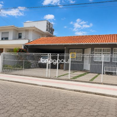 Casa com 360m², 3 quartos (sendo 1 suíte), 3 garagens, no bairro Santa Mônica em Florianópolis