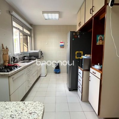 Apartamento com 209m², 4 quartos (sendo 1 suíte), 2 garagens, no bairro Itacorubi em Florianópolis