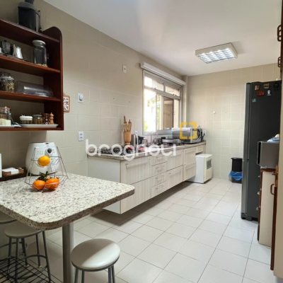 Apartamento com 209m², 4 quartos (sendo 1 suíte), 2 garagens, no bairro Itacorubi em Florianópolis