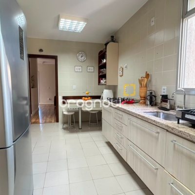 Apartamento com 209m², 4 quartos (sendo 1 suíte), 2 garagens, no bairro Itacorubi em Florianópolis