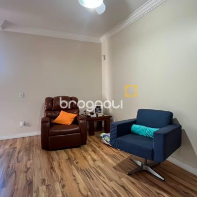 Apartamento com 209m², 4 quartos (sendo 1 suíte), 2 garagens, no bairro Itacorubi em Florianópolis