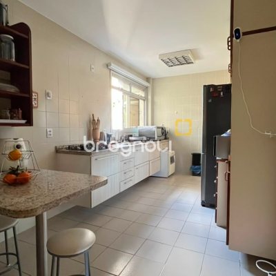 Apartamento com 209m², 4 quartos (sendo 1 suíte), 2 garagens, no bairro Itacorubi em Florianópolis