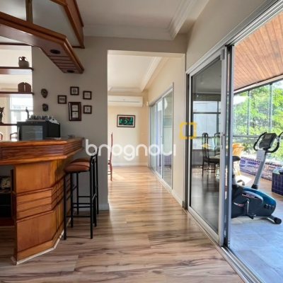 Apartamento com 209m², 4 quartos (sendo 1 suíte), 2 garagens, no bairro Itacorubi em Florianópolis