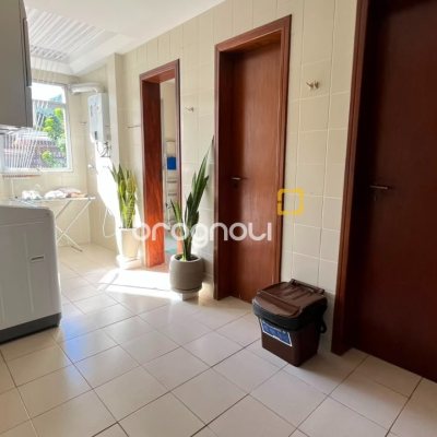 Apartamento com 209m², 4 quartos (sendo 1 suíte), 2 garagens, no bairro Itacorubi em Florianópolis