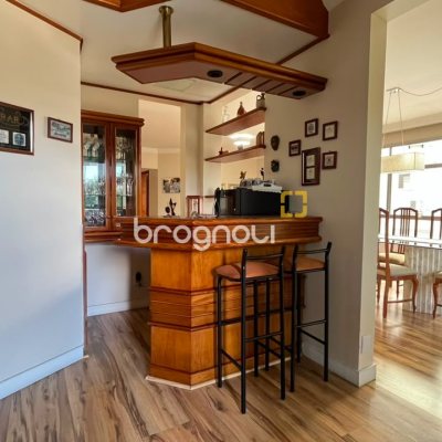 Apartamento com 209m², 4 quartos (sendo 1 suíte), 2 garagens, no bairro Itacorubi em Florianópolis