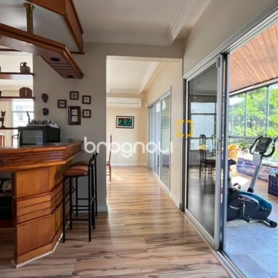 Apartamento com 209m², 4 quartos (sendo 1 suíte), 2 garagens, no bairro Itacorubi em Florianópolis