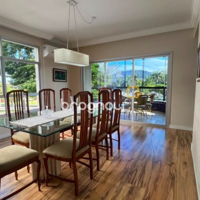 Apartamento com 209m², 4 quartos (sendo 1 suíte), 2 garagens, no bairro Itacorubi em Florianópolis
