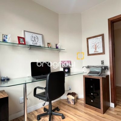 Apartamento com 209m², 4 quartos (sendo 1 suíte), 2 garagens, no bairro Itacorubi em Florianópolis