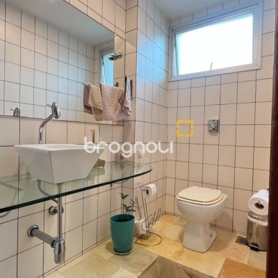 Apartamento com 209m², 4 quartos (sendo 1 suíte), 2 garagens, no bairro Itacorubi em Florianópolis