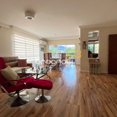 Apartamento com 209m², 4 quartos (sendo 1 suíte), 2 garagens, no bairro Itacorubi em Florianópolis