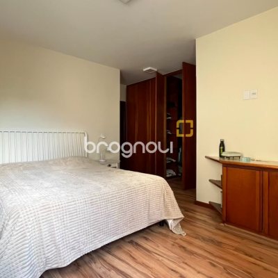 Apartamento com 209m², 4 quartos (sendo 1 suíte), 2 garagens, no bairro Itacorubi em Florianópolis