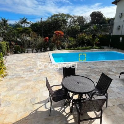 Apartamento com 209m², 4 quartos (sendo 1 suíte), 2 garagens, no bairro Itacorubi em Florianópolis