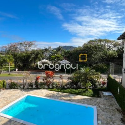 Apartamento com 209m², 4 quartos (sendo 1 suíte), 2 garagens, no bairro Itacorubi em Florianópolis
