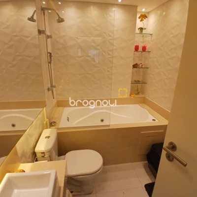 Apartamento com 67m², 2 quartos (sendo 1 suíte), 2 garagens, no bairro Coqueiros em Florianópolis