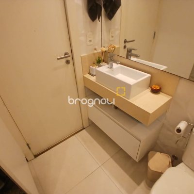 Apartamento com 67m², 2 quartos (sendo 1 suíte), 2 garagens, no bairro Coqueiros em Florianópolis