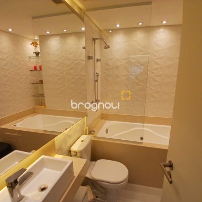 Apartamento com 67m², 2 quartos (sendo 1 suíte), 2 garagens, no bairro Coqueiros em Florianópolis
