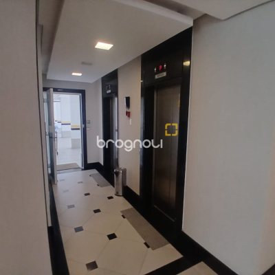 Apartamento com 67m², 2 quartos (sendo 1 suíte), 2 garagens, no bairro Coqueiros em Florianópolis