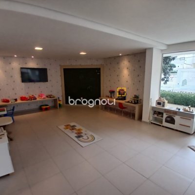 Apartamento com 67m², 2 quartos (sendo 1 suíte), 2 garagens, no bairro Coqueiros em Florianópolis