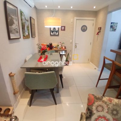 Apartamento com 67m², 2 quartos (sendo 1 suíte), 2 garagens, no bairro Coqueiros em Florianópolis