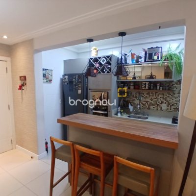 Apartamento com 67m², 2 quartos (sendo 1 suíte), 2 garagens, no bairro Coqueiros em Florianópolis