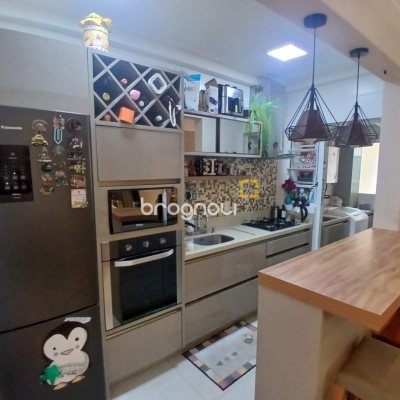 Apartamento com 67m², 2 quartos (sendo 1 suíte), 2 garagens, no bairro Coqueiros em Florianópolis