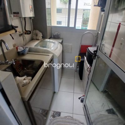 Apartamento com 67m², 2 quartos (sendo 1 suíte), 2 garagens, no bairro Coqueiros em Florianópolis