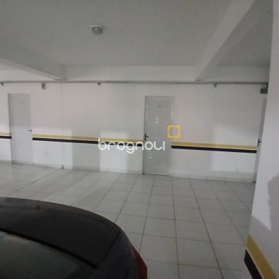 Apartamento com 67m², 2 quartos (sendo 1 suíte), 2 garagens, no bairro Coqueiros em Florianópolis