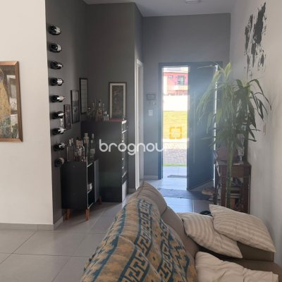 Casa de Condomínio com 180m², 4 quartos (sendo 1 suíte), 2 garagens, no bairro Campeche em Florianópolis