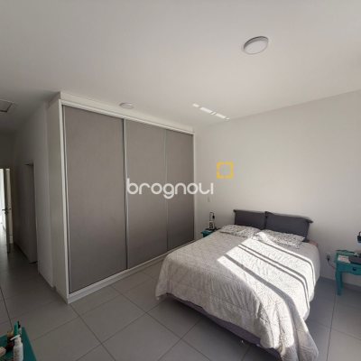 Casa de Condomínio com 180m², 4 quartos (sendo 1 suíte), 2 garagens, no bairro Campeche em Florianópolis