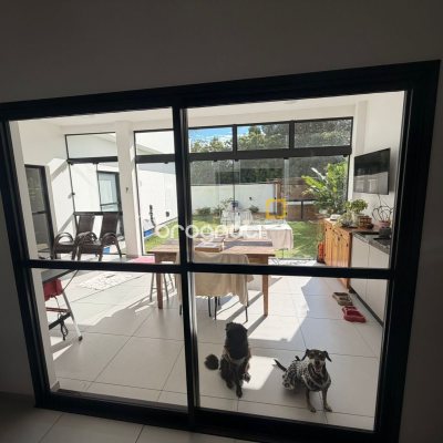 Casa de Condomínio com 180m², 4 quartos (sendo 1 suíte), 2 garagens, no bairro Campeche em Florianópolis