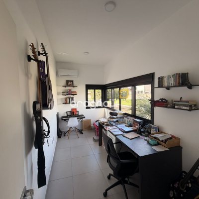 Casa de Condomínio com 180m², 4 quartos (sendo 1 suíte), 2 garagens, no bairro Campeche em Florianópolis