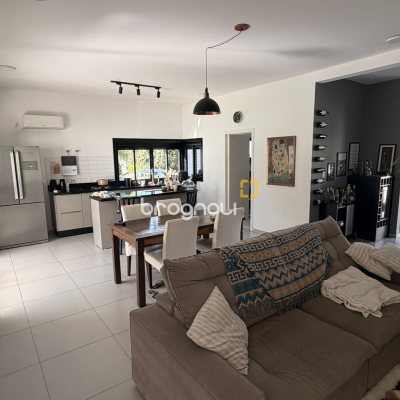 Casa de Condomínio com 180m², 4 quartos (sendo 1 suíte), 2 garagens, no bairro Campeche em Florianópolis