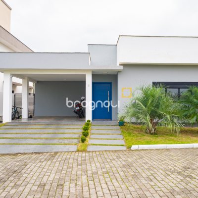 Casa de Condomínio com 180m², 4 quartos (sendo 1 suíte), 2 garagens, no bairro Campeche em Florianópolis