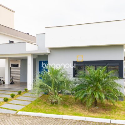 Casa de Condomínio com 180m², 4 quartos (sendo 1 suíte), 2 garagens, no bairro Campeche em Florianópolis