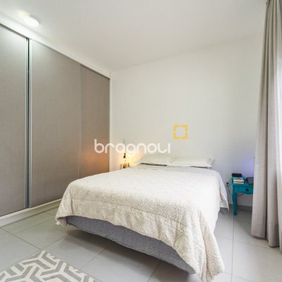 Casa de Condomínio com 180m², 4 quartos (sendo 1 suíte), 2 garagens, no bairro Campeche em Florianópolis