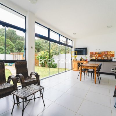 Casa de Condomínio com 180m², 4 quartos (sendo 1 suíte), 2 garagens, no bairro Campeche em Florianópolis