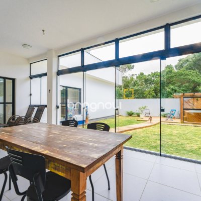 Casa de Condomínio com 180m², 4 quartos (sendo 1 suíte), 2 garagens, no bairro Campeche em Florianópolis